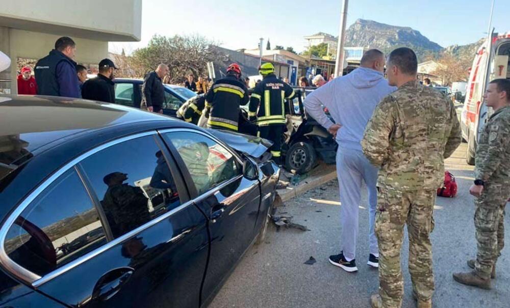 <p>"Pružili su pomoć kolegama iz Uprave policije i Službe zaštite Bar da pomjere okolna vozila, kako bi se otvorio prilaz za vozilo hitne pomoći"</p>