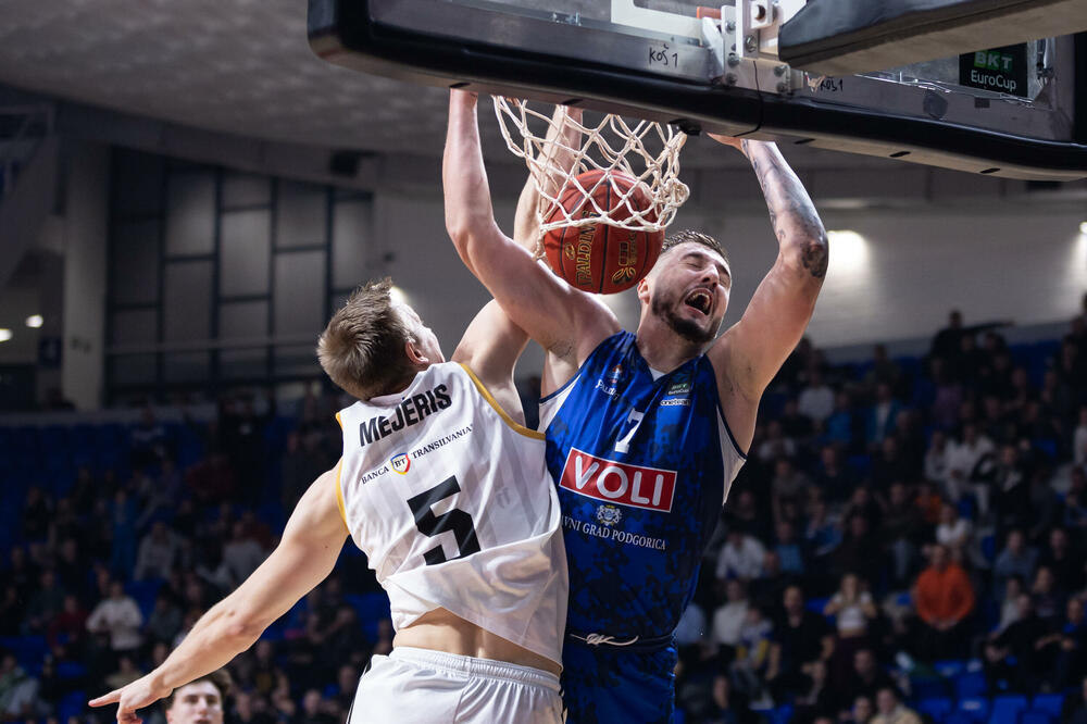 Andrija Slavković zakucava preko Mejerisa, Foto: KK Budućnost Voli