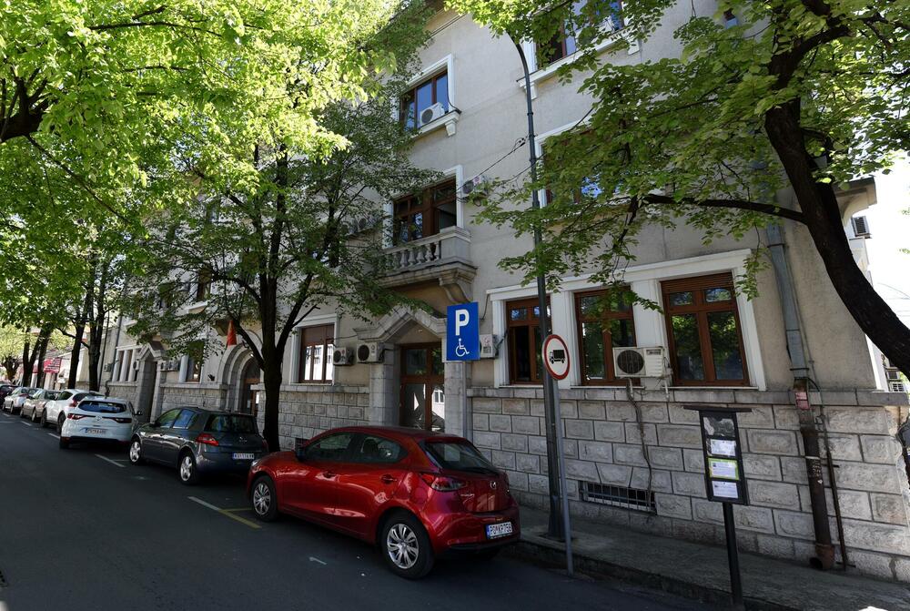 Monstat i dalje u staroj zgradi