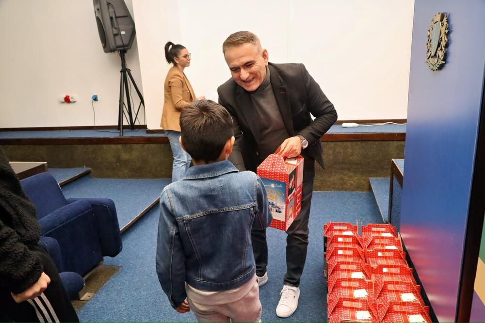 Sa dodjele paketića u Baru, Foto: Opština Bar