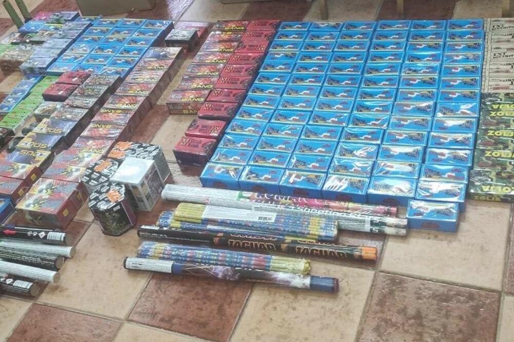 Petarde oduzete u Budvi, Foto: Uprava policije