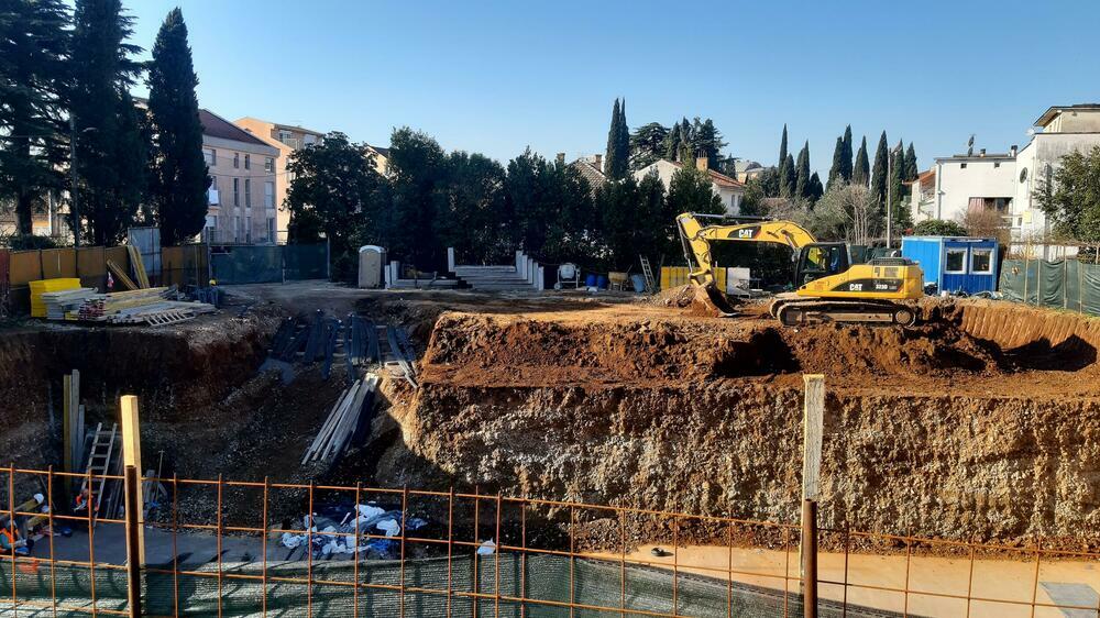 <p>"Nađeno je da u konkretnom slučaju imamo tri povrede koje dovode do zabrane gradnje. To je danas konstatovano, a zapisnik uručen. Poslije isteka roka od tri dana imaćemo i rješenje o zabrani gradnje"</p>