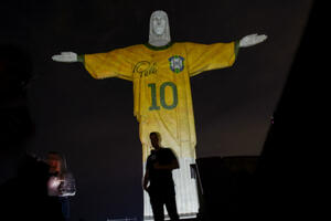 Statue of Christ the Savior "in the jersey of Pele": "Remembrance of the 'King...