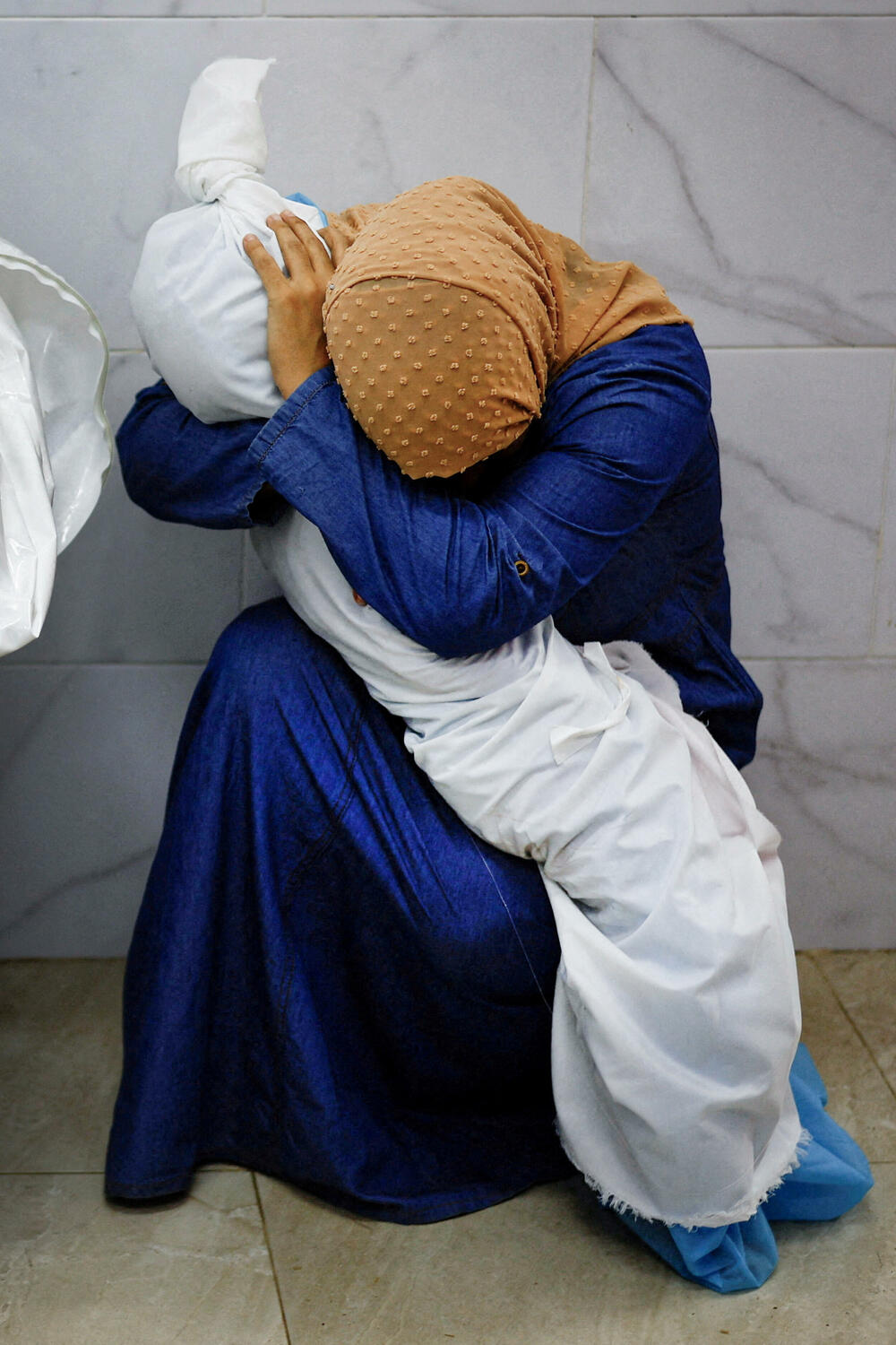 Palestinka drži tijelo svoje petogodišnje nećake stradale u Gazi