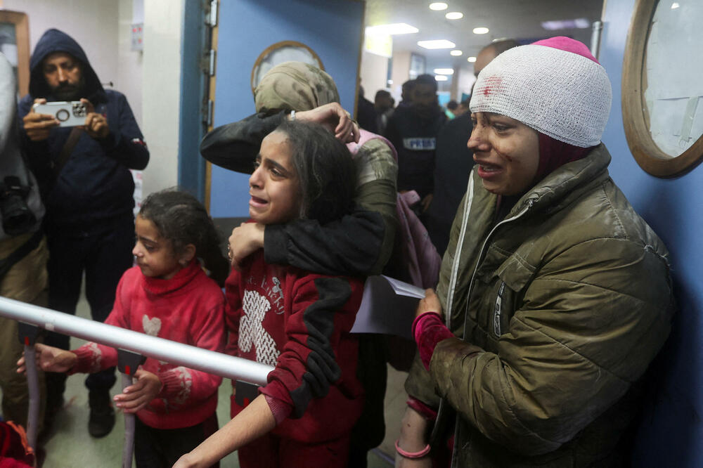 Palestinci ranjeni u izraelskom napadu u Gazi, Foto: Rojters