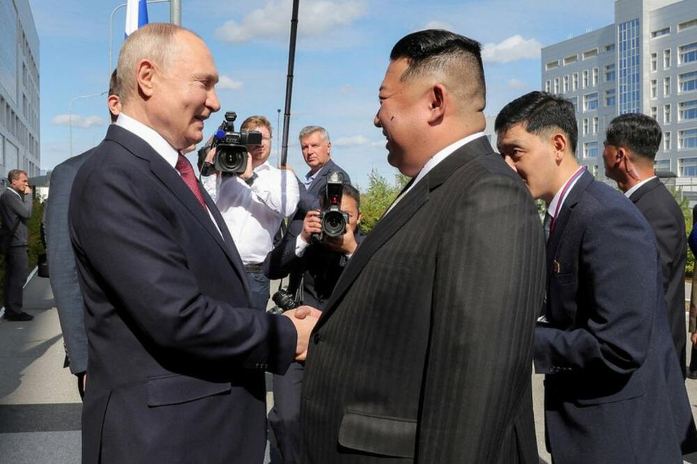 Vladimir Putin je u teoriji čovjek sa zapadnjačke potjernice - ali je u inostranstvu dočekivan na crvenom tepihu, između ostalog, kada se sastao sa Kim Džong Unom, Foto: Reuters