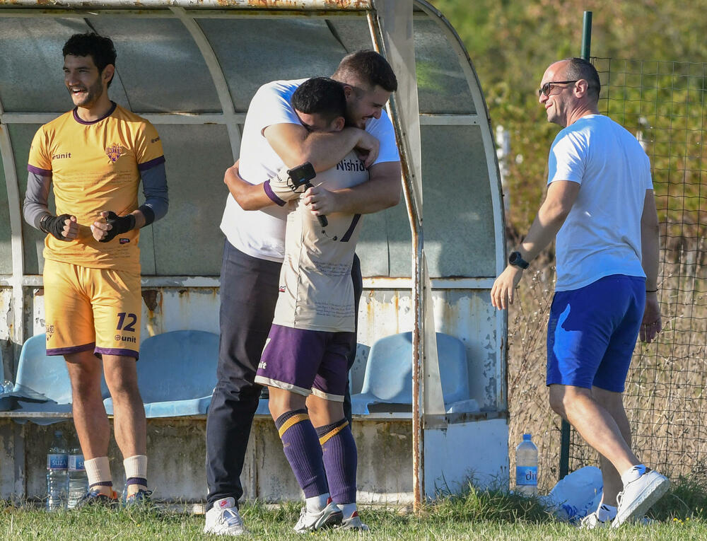 Predsjednik Vučković u zagraljaju sa fudbalerom Nišidom, desno je trener Laković