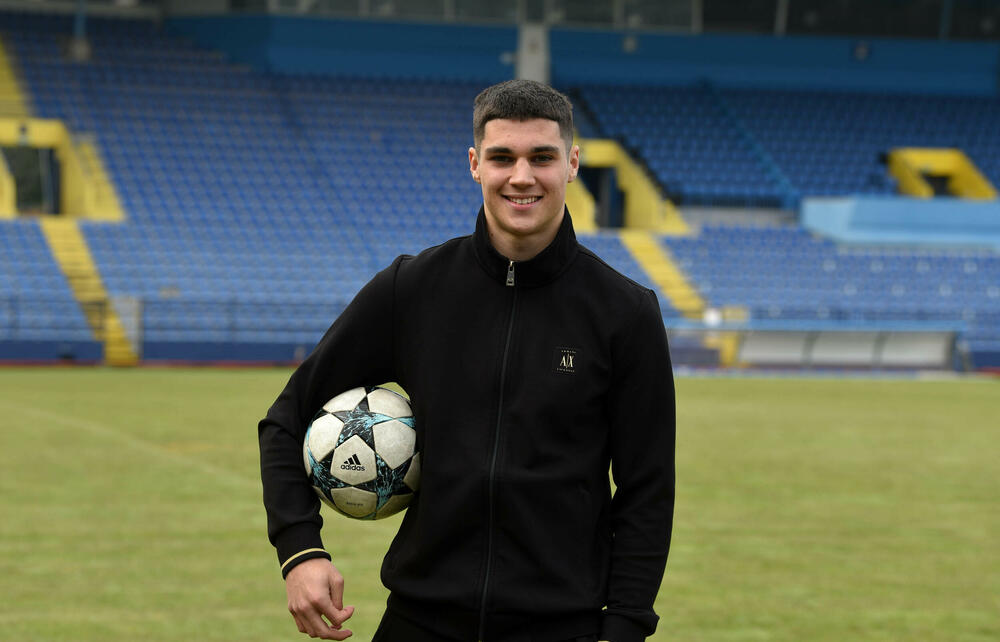 <p>Crnogorska 17-godišnja fudbalska senzacija, momak koji će za nekoliko dana potpisati za Juventus - zbog Lea Mesija je počeo da igra fudbal, za 10 godina sebe vidi kao lidera u velikom klubu</p>