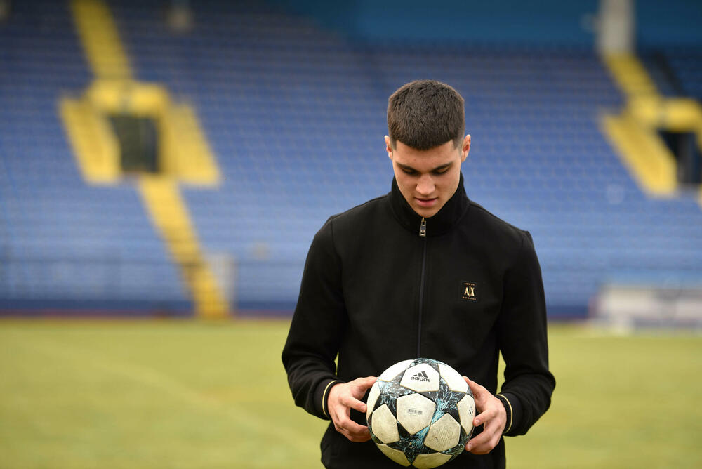 <p>Crnogorska 17-godišnja fudbalska senzacija, momak koji će za nekoliko dana potpisati za Juventus - zbog Lea Mesija je počeo da igra fudbal, za 10 godina sebe vidi kao lidera u velikom klubu</p>