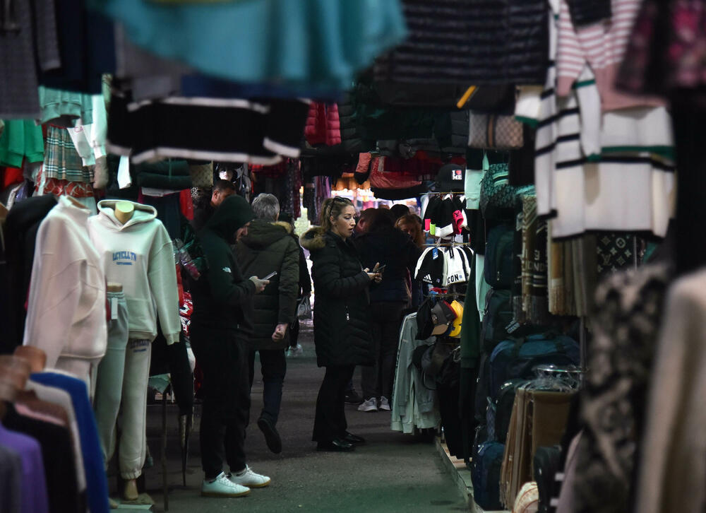 “Od igle do lokomotive” (detalj sa mješovite pijace)