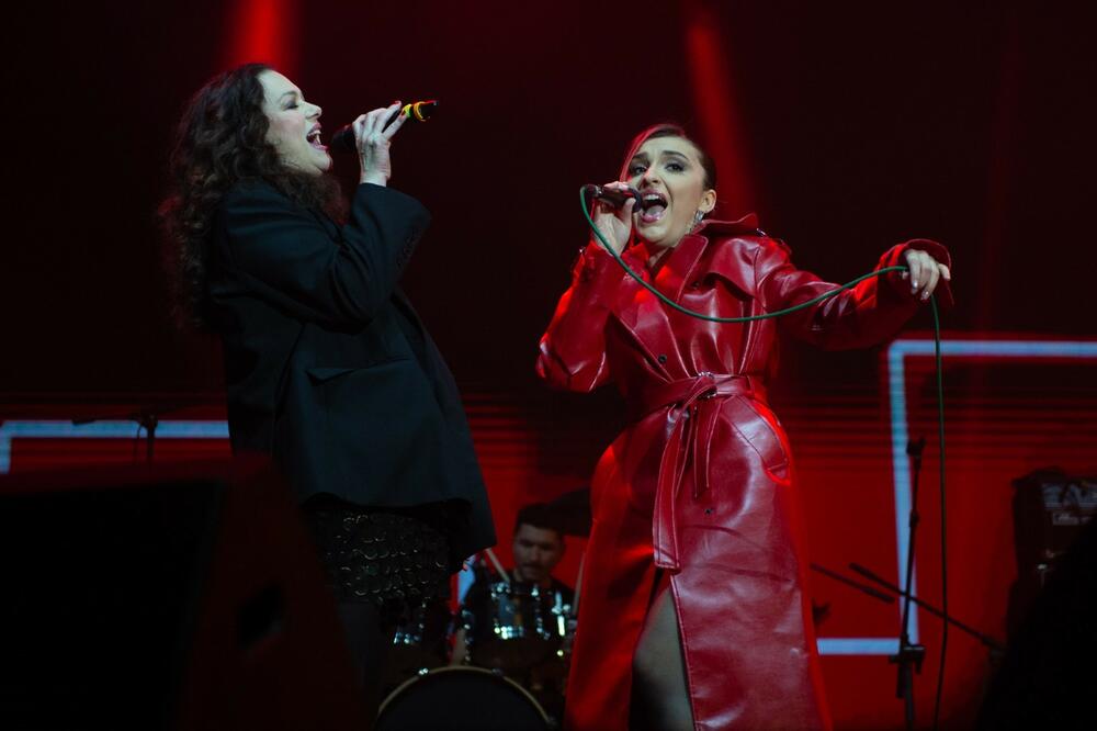 <p>Program se nastavlja i prvog dana 2024. godine kada će u dnevnom dijelu biti upriličen tradicionalni koncert klasične muzike pod nazivom “Muzika raspoloženja” od 14 časova, dok će u večernjem terminu nastupiti Nikola Rokvić, Marija Šerifović i Željko Joksimović</p>