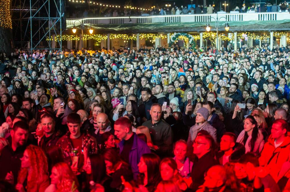 <p>Program se nastavlja i prvog dana 2024. godine kada će u dnevnom dijelu biti upriličen tradicionalni koncert klasične muzike pod nazivom “Muzika raspoloženja” od 14 časova, dok će u večernjem terminu nastupiti Nikola Rokvić, Marija Šerifović i Željko Joksimović</p>