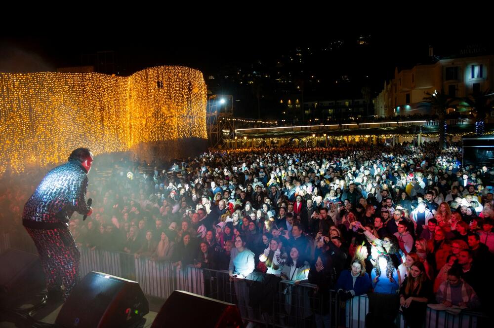 <p>Program se nastavlja i prvog dana 2024. godine kada će u dnevnom dijelu biti upriličen tradicionalni koncert klasične muzike pod nazivom “Muzika raspoloženja” od 14 časova, dok će u večernjem terminu nastupiti Nikola Rokvić, Marija Šerifović i Željko Joksimović</p>