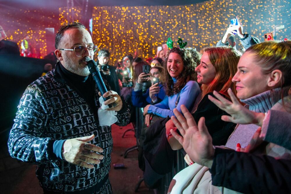 <p>Program se nastavlja i prvog dana 2024. godine kada će u dnevnom dijelu biti upriličen tradicionalni koncert klasične muzike pod nazivom “Muzika raspoloženja” od 14 časova, dok će u večernjem terminu nastupiti Nikola Rokvić, Marija Šerifović i Željko Joksimović</p>
