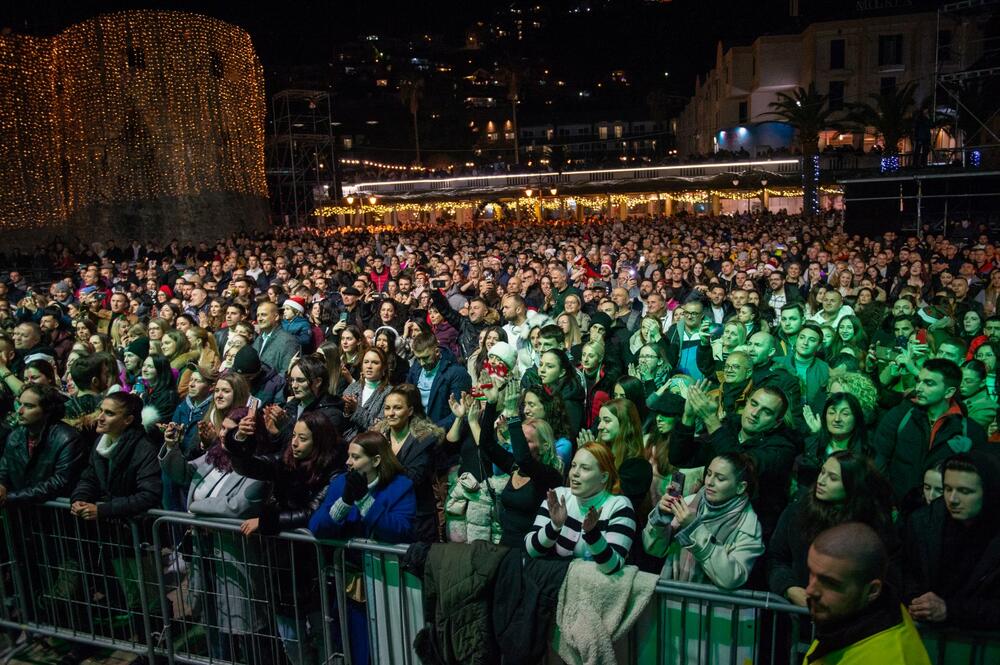 <p>Program se nastavlja i prvog dana 2024. godine kada će u dnevnom dijelu biti upriličen tradicionalni koncert klasične muzike pod nazivom “Muzika raspoloženja” od 14 časova, dok će u večernjem terminu nastupiti Nikola Rokvić, Marija Šerifović i Željko Joksimović</p>