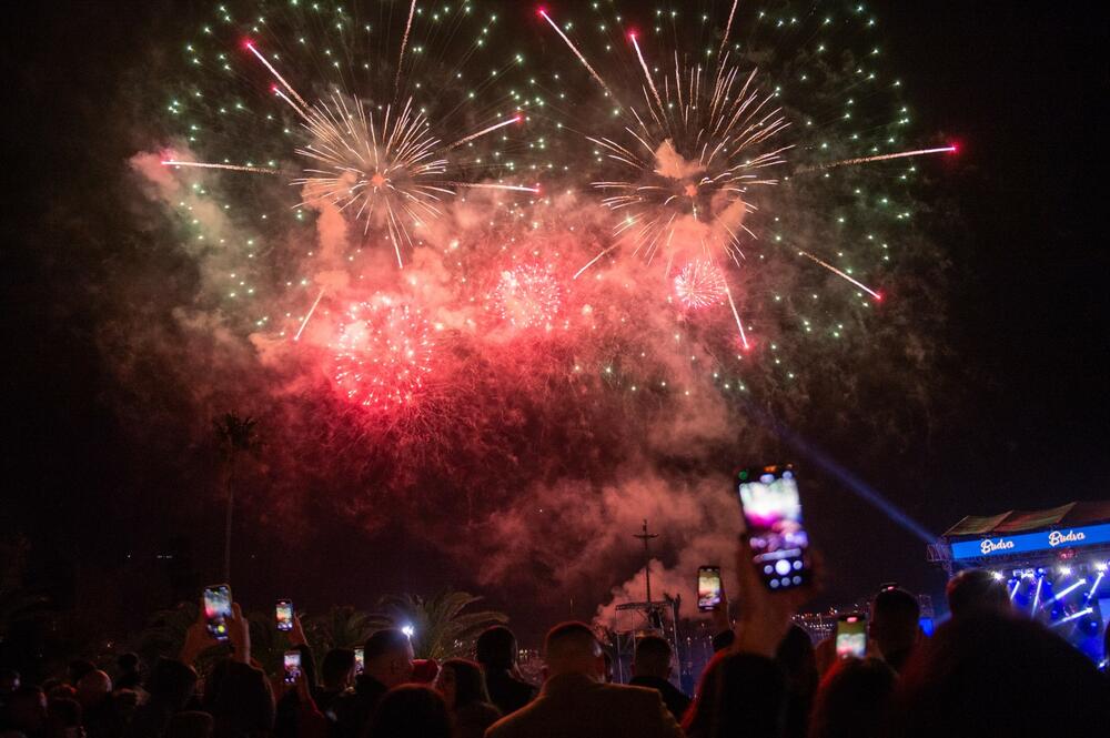 <p>Program se nastavlja i prvog dana 2024. godine kada će u dnevnom dijelu biti upriličen tradicionalni koncert klasične muzike pod nazivom “Muzika raspoloženja” od 14 časova, dok će u večernjem terminu nastupiti Nikola Rokvić, Marija Šerifović i Željko Joksimović</p>