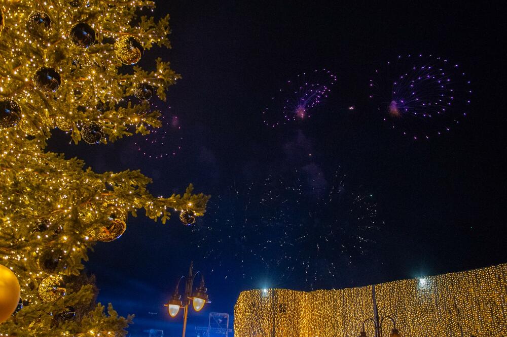 <p>Program se nastavlja i prvog dana 2024. godine kada će u dnevnom dijelu biti upriličen tradicionalni koncert klasične muzike pod nazivom “Muzika raspoloženja” od 14 časova, dok će u večernjem terminu nastupiti Nikola Rokvić, Marija Šerifović i Željko Joksimović</p>