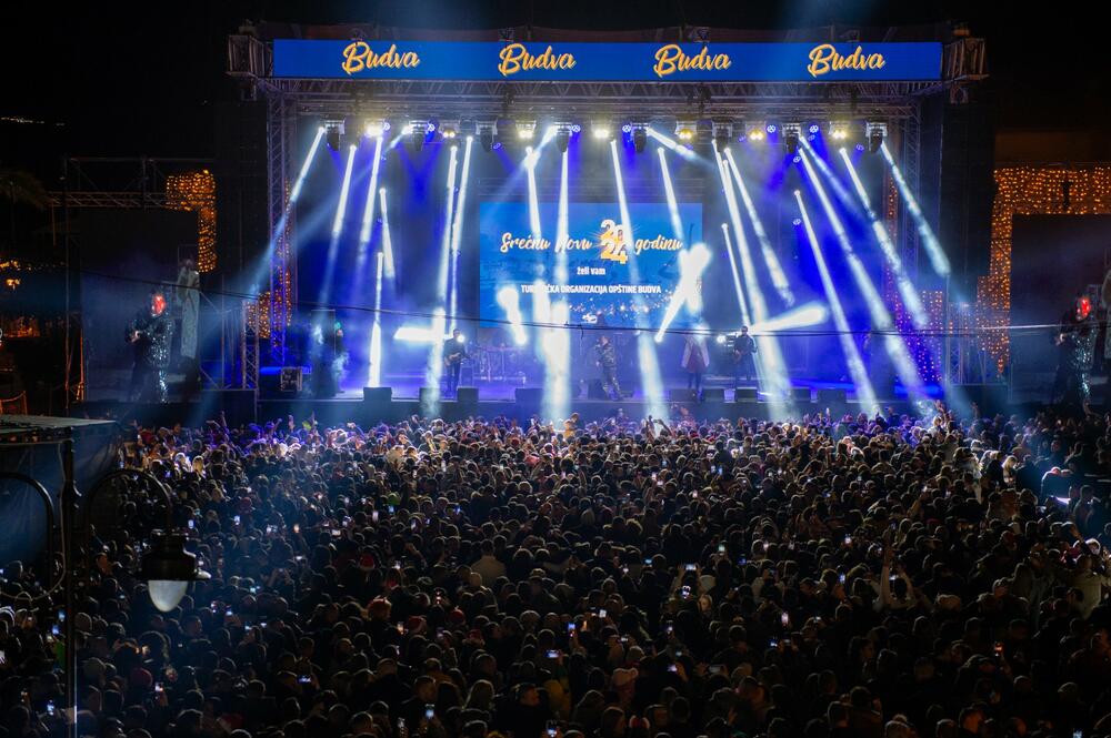 <p>Program se nastavlja i prvog dana 2024. godine kada će u dnevnom dijelu biti upriličen tradicionalni koncert klasične muzike pod nazivom “Muzika raspoloženja” od 14 časova, dok će u večernjem terminu nastupiti Nikola Rokvić, Marija Šerifović i Željko Joksimović</p>