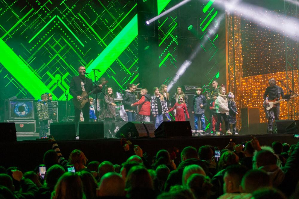 <p>Program se nastavlja i prvog dana 2024. godine kada će u dnevnom dijelu biti upriličen tradicionalni koncert klasične muzike pod nazivom “Muzika raspoloženja” od 14 časova, dok će u večernjem terminu nastupiti Nikola Rokvić, Marija Šerifović i Željko Joksimović</p>