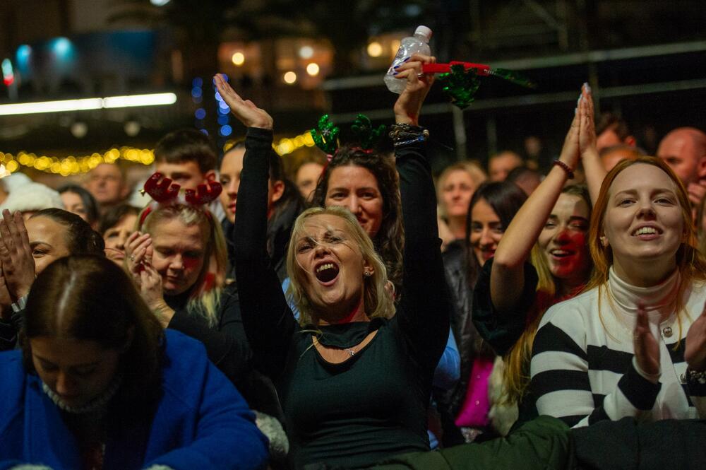 <p>Program se nastavlja i prvog dana 2024. godine kada će u dnevnom dijelu biti upriličen tradicionalni koncert klasične muzike pod nazivom “Muzika raspoloženja” od 14 časova, dok će u večernjem terminu nastupiti Nikola Rokvić, Marija Šerifović i Željko Joksimović</p>