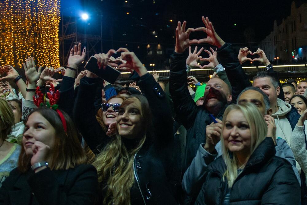 <p>Program se nastavlja i prvog dana 2024. godine kada će u dnevnom dijelu biti upriličen tradicionalni koncert klasične muzike pod nazivom “Muzika raspoloženja” od 14 časova, dok će u večernjem terminu nastupiti Nikola Rokvić, Marija Šerifović i Željko Joksimović</p>