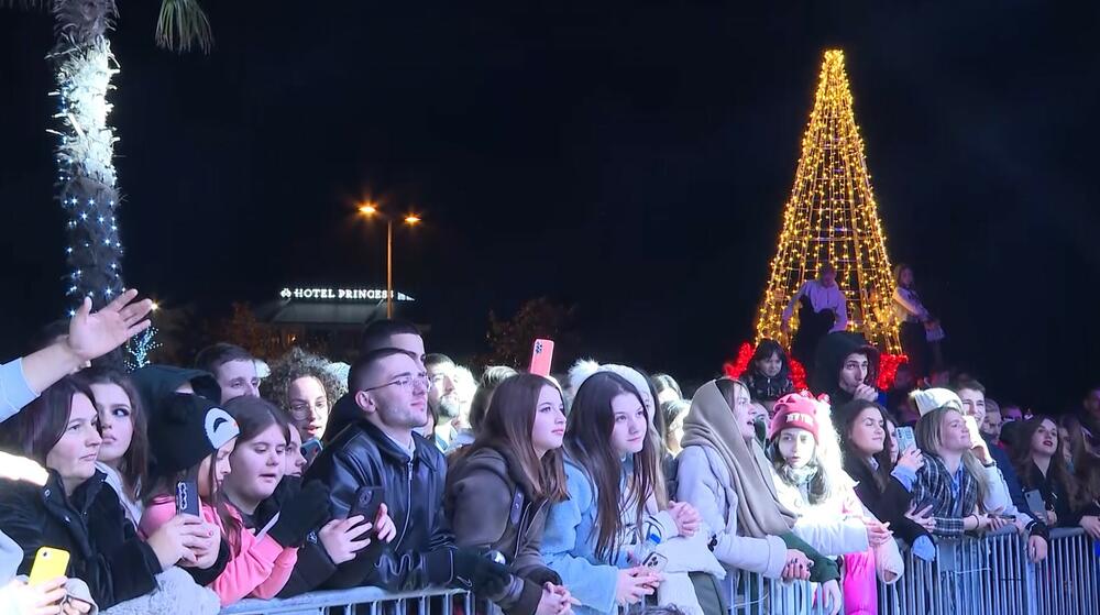 <p>"Pozdravljam sve koji su došli da sa nama uđu u Novu godinu, veselo, raspoloženo. Da im poželim dobro zdravlje, ispunjenje svih njihovih želja, da večeras budemo srećni i pošaljemo predivnu poruku ljubavi, radosti, mira iz Bara", istakla je Lepa Brena</p>