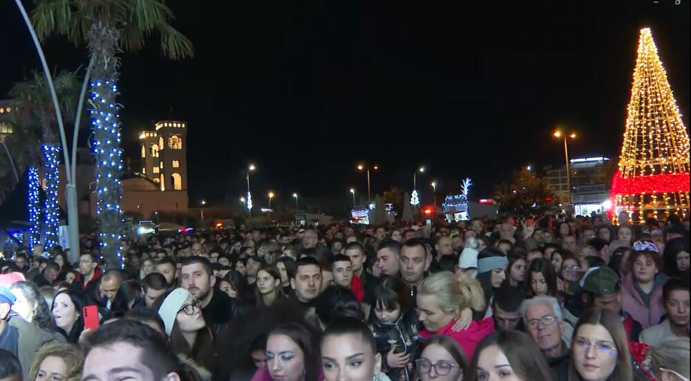 <p>"Pozdravljam sve koji su došli da sa nama uđu u Novu godinu, veselo, raspoloženo. Da im poželim dobro zdravlje, ispunjenje svih njihovih želja, da večeras budemo srećni i pošaljemo predivnu poruku ljubavi, radosti, mira iz Bara", istakla je Lepa Brena</p>