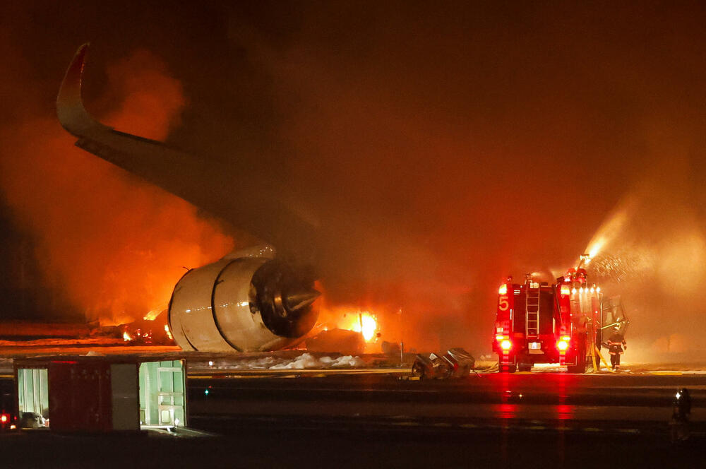 <p>Svih 379 ljudi u zapaljenom avionu Japan Airlinesa evakuisani su, saopštila je aviokompanija Japan Airlines<br /> </p>