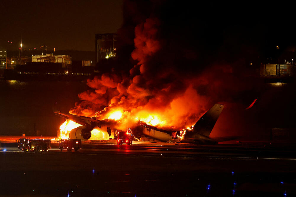 <p>Svih 379 ljudi u zapaljenom avionu Japan Airlinesa evakuisani su, saopštila je aviokompanija Japan Airlines<br /> </p>