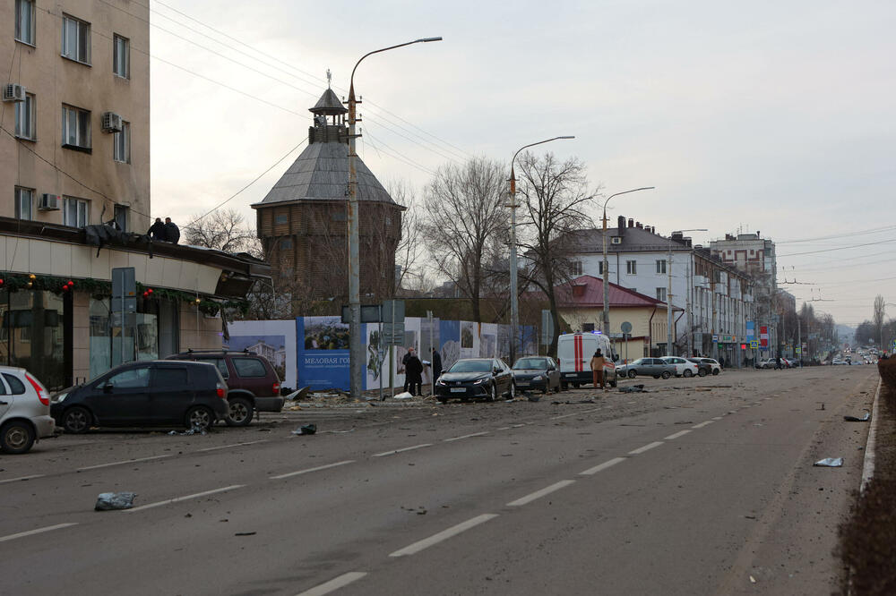 Oštećena ulica nakon, kako ruske vlasti kažu, ukrajinskog vojnog udara u Belgorodu 30. decembra 2023., Foto: Reuters