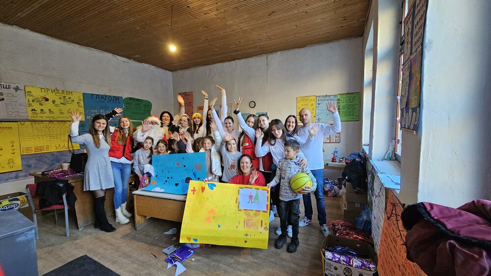 <p>Za školu u Manastiru Morača obezbijeđeni su novi koševi i strunjače, a u Međuriječju smart tv i mreže za rukomet</p>