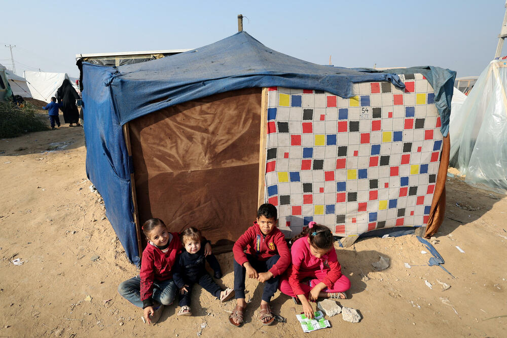 Raseljena palestinska djeca u šatorskom kampu u Rafi 1. januara 2024.