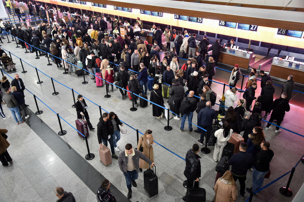 Redovi na aerodromu u Prištini 1. januara