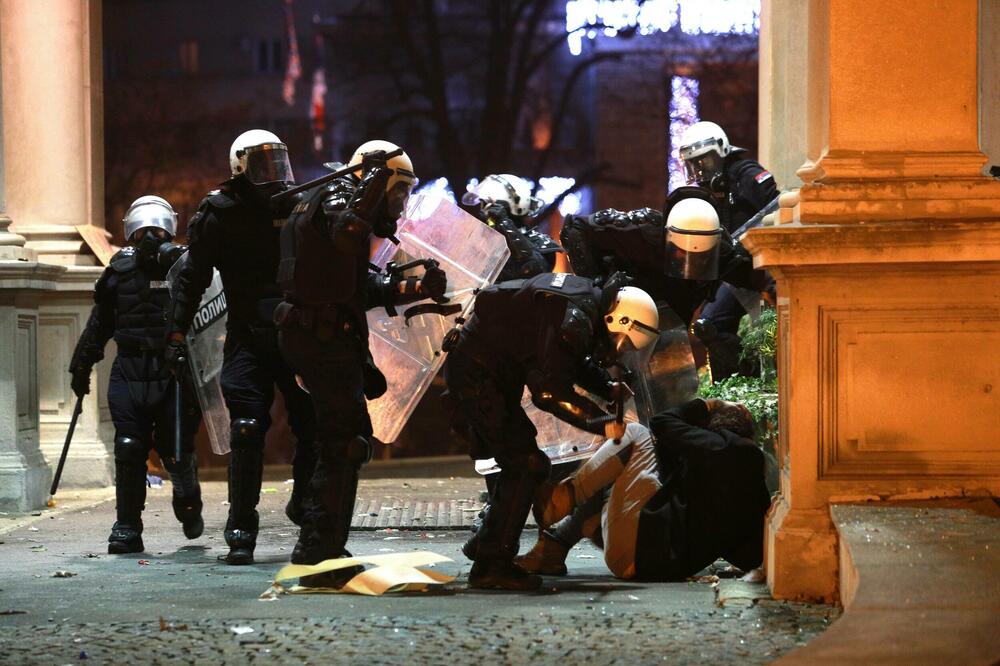 Policija brutalno rastjeruje građane ispred Skupštine Srbije, Foto: Betaphoto