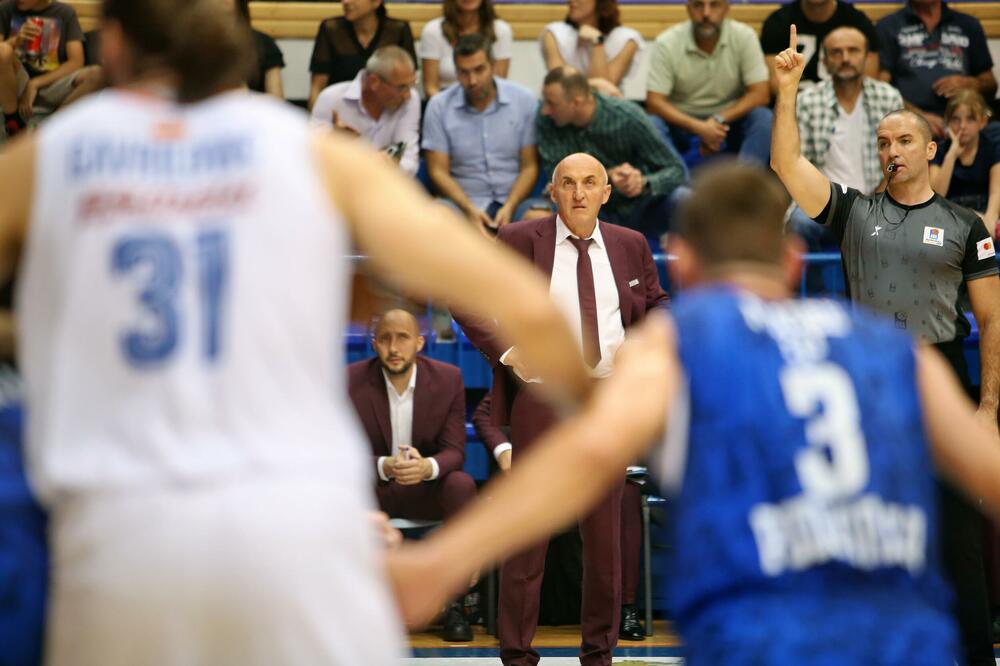 Pavićević tokom prvog meča u sezoni Mornara i Budućnosti, Foto: ABA