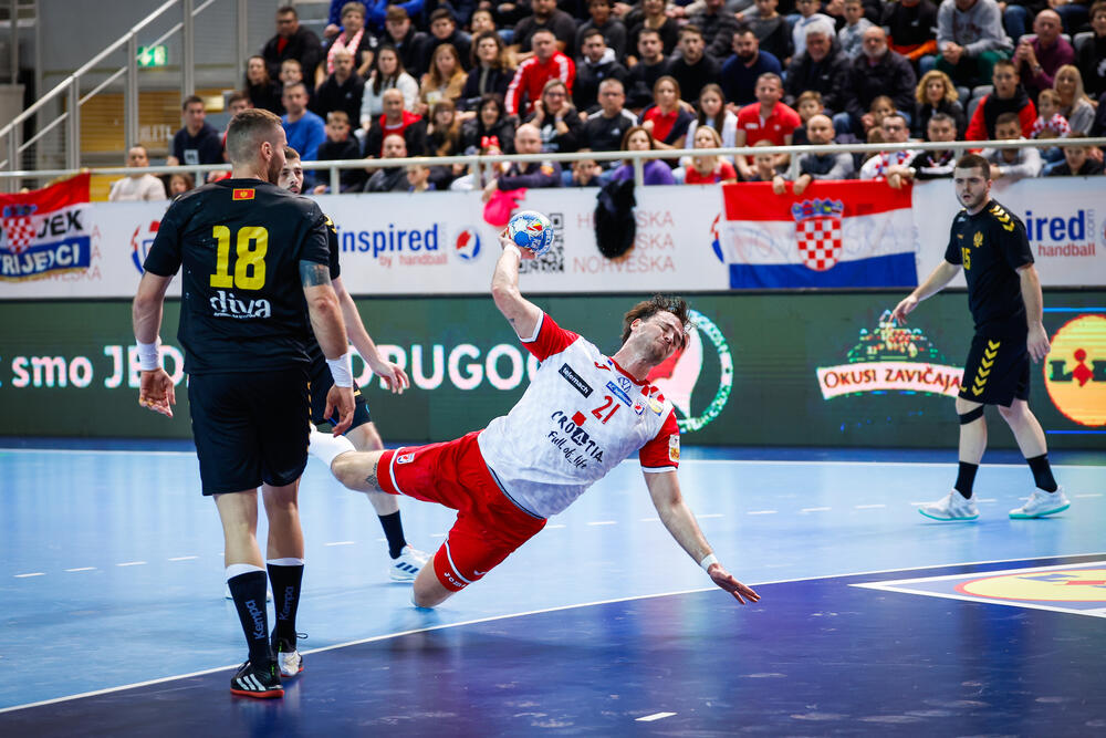 Veron Načinović šutira pored Vuka Lazovića