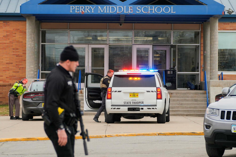 Policijske snage ispred srednje škole u kojoj se dogodila pucnjava, Foto: Reuters