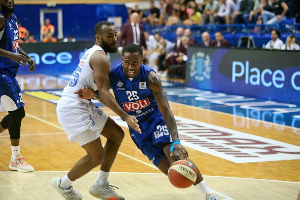 Duel Rajta (Budućnost) i Mareja (Mornar) u prvom međusobnom meču ove sezone, Foto: KK Mornar