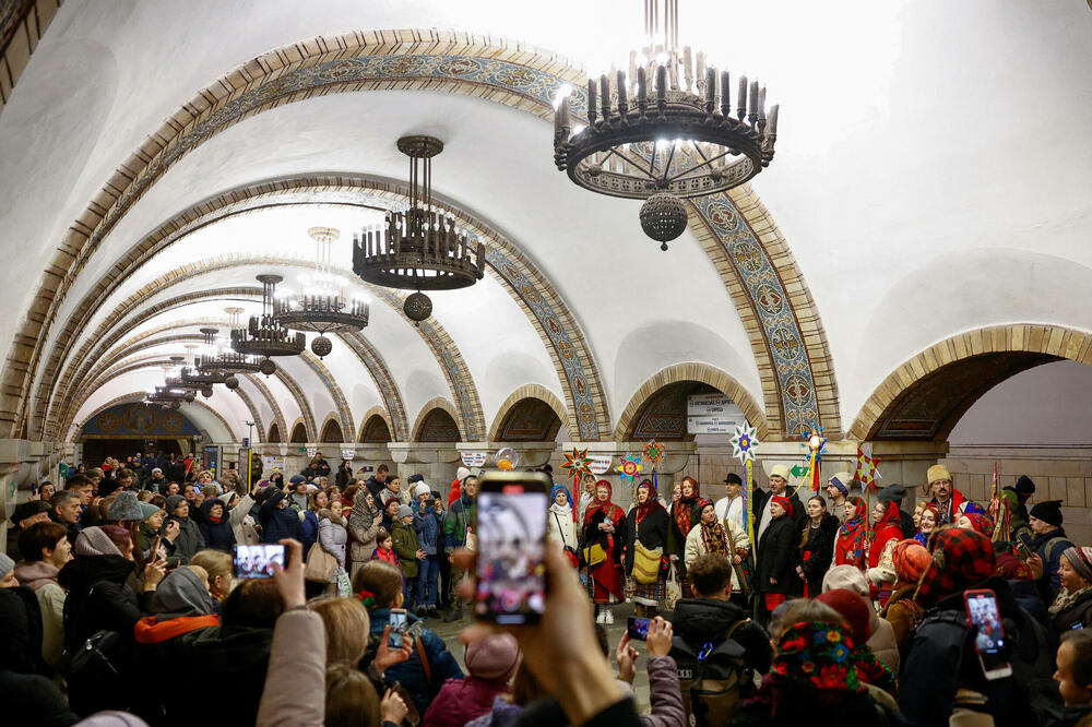Proslava Božića 25. decembra u metrou u KIjevu, Foto: Rojters