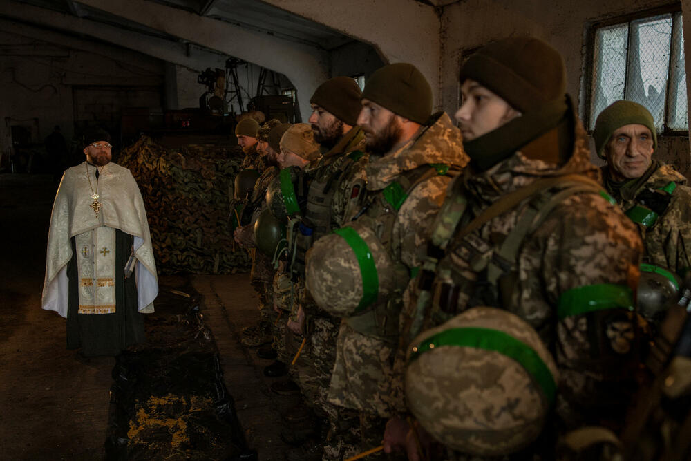 Ukrajinski vojnici proslavljaju Božić 25. decembra blizu linije fronta