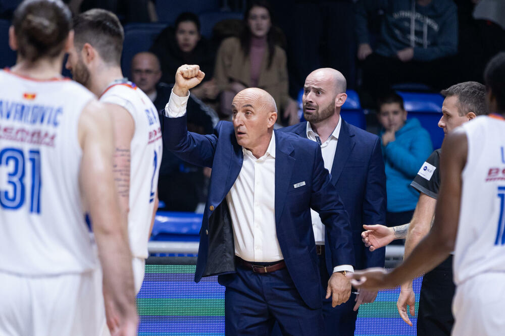 Mihailo Pavićević pokazuje sudiji Ernadu Karoviću da je podigao pesnicu, Foto: KK Budućnost Voli