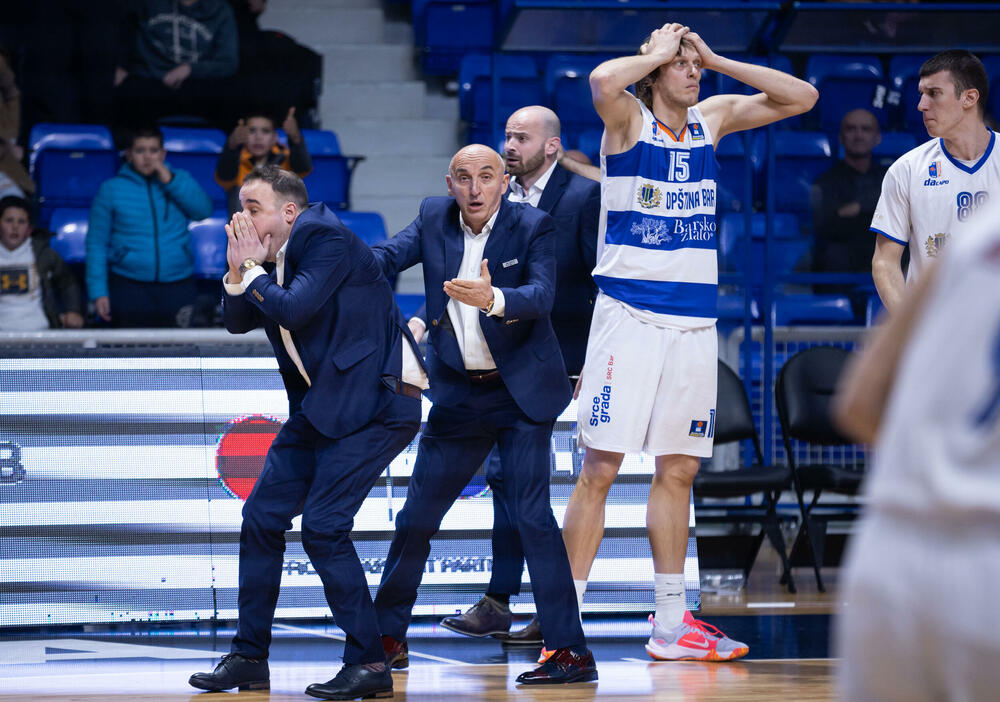 Lazar Pavićević, Mihailo Pavićević i Uroš Luković u nevjerici nakon odluke sudija