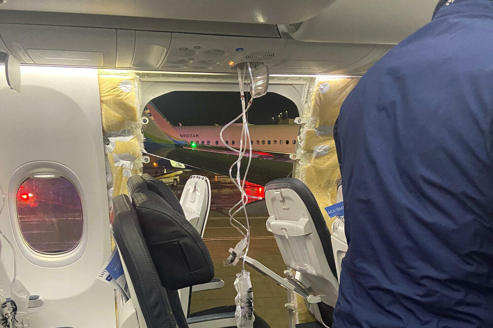 Detalj iz aviona: Otvorene maske za kiseonik, Foto: Reuters