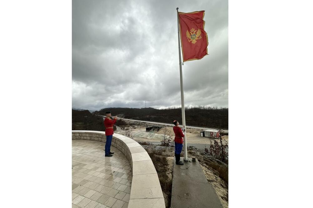 Zamijenili oštećenu zastavu na Grahovcu, Foto: Ministarstvo odbrane
