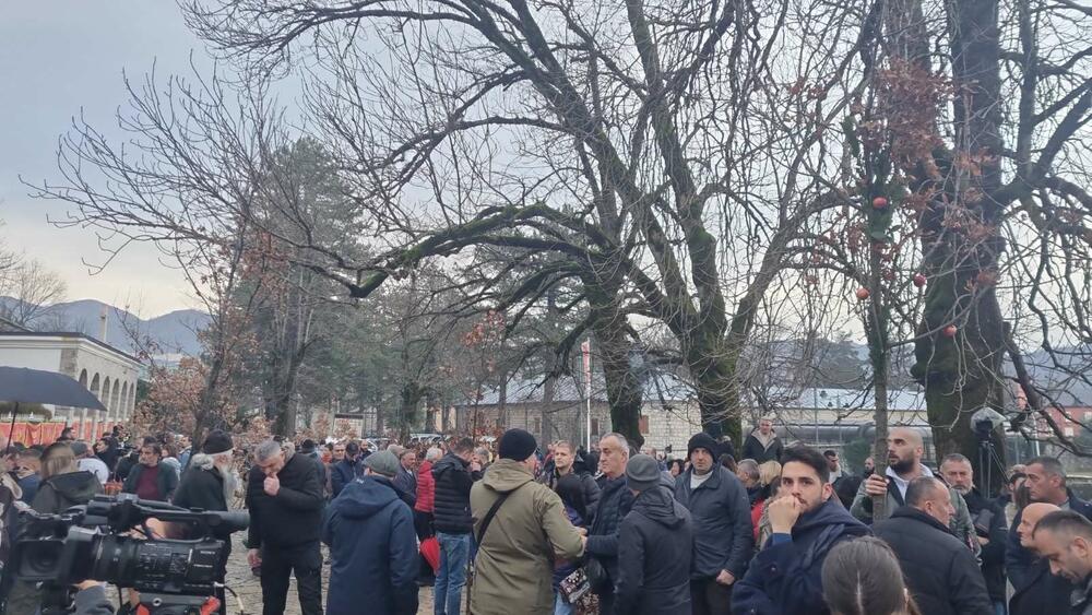 <p>Mitropolit crnogorko-primorski Joanikije okupljenima je čestitao Badnji dan i prestojeći Božić</p>