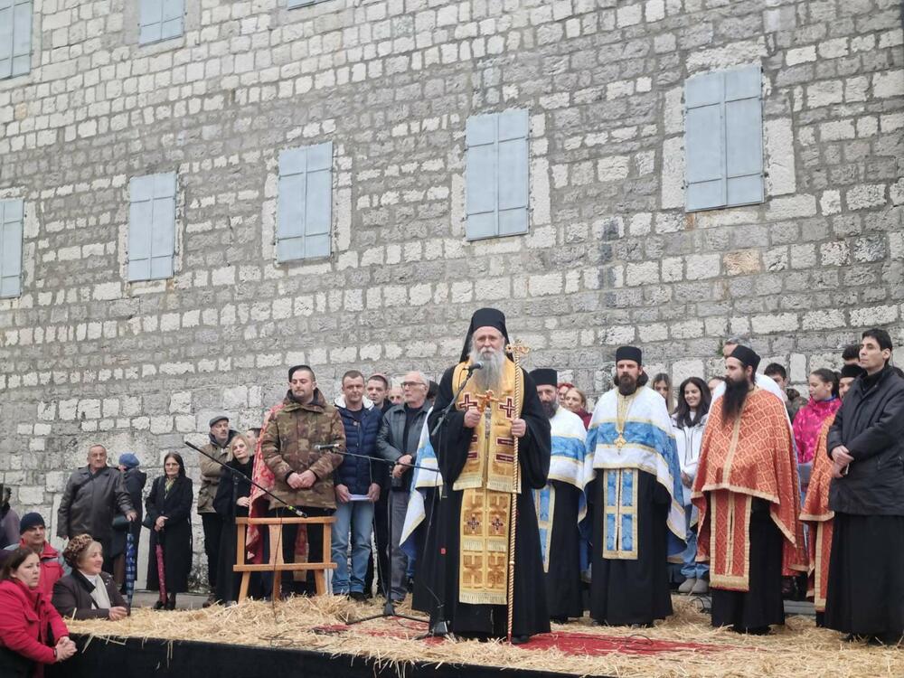 <p>Mitropolit crnogorko-primorski Joanikije okupljenima je čestitao Badnji dan i prestojeći Božić</p>