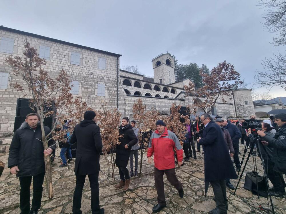 <p>Mitropolit crnogorko-primorski Joanikije okupljenima je čestitao Badnji dan i prestojeći Božić</p>