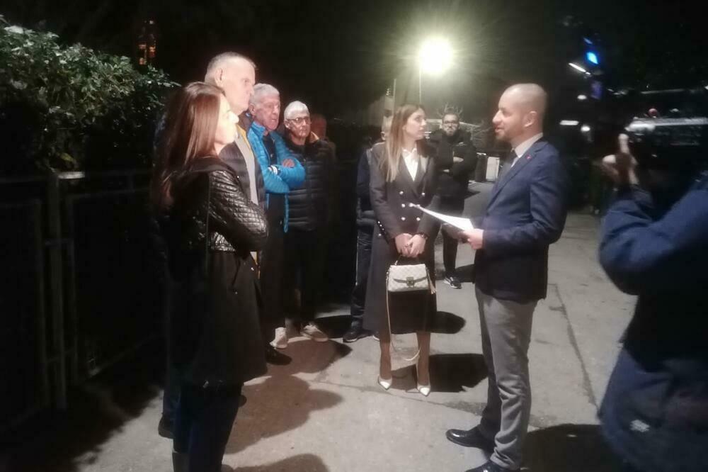 Ministar Odović se obraća građanima u Beogradskoj ulici u Podgorici, Foto: Balša Rudović