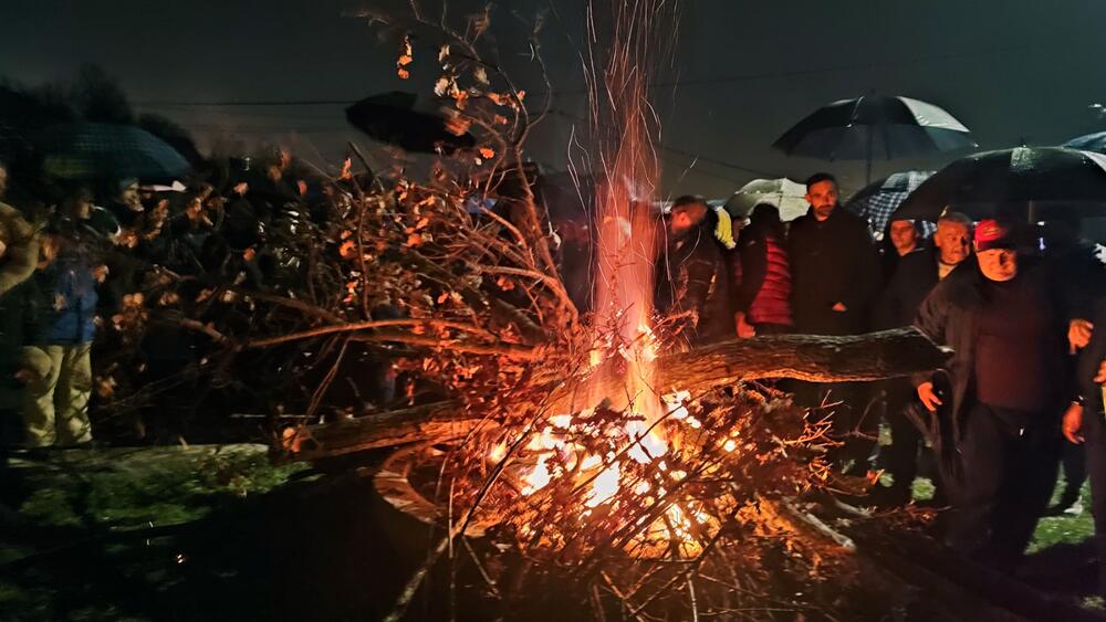 <p>Predsjednik crkvene opštine Nikšić CPC Nebojša Radojičić pozvao je građane da se ujedine i kazao da Crne Gore nema bez CPC</p>