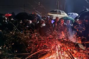 Ispred episkopskog dvora ljetnjikovca kralja Nikole u Nikšiću...